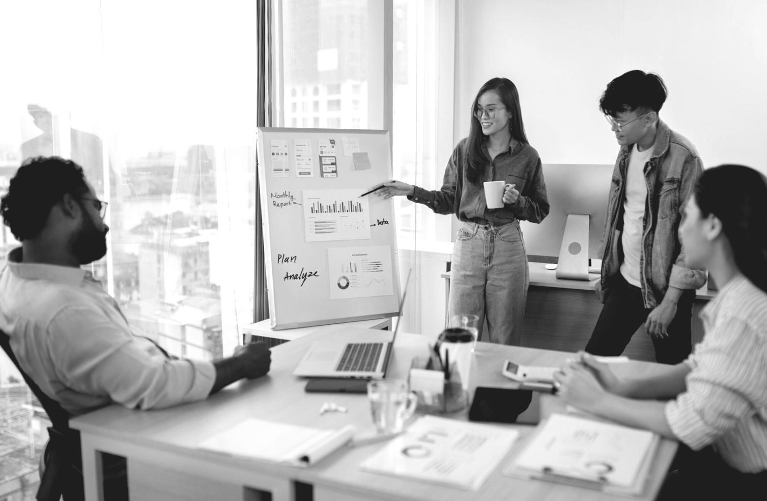Professionnel travaillant sur des analyses budgétaires dynamiques